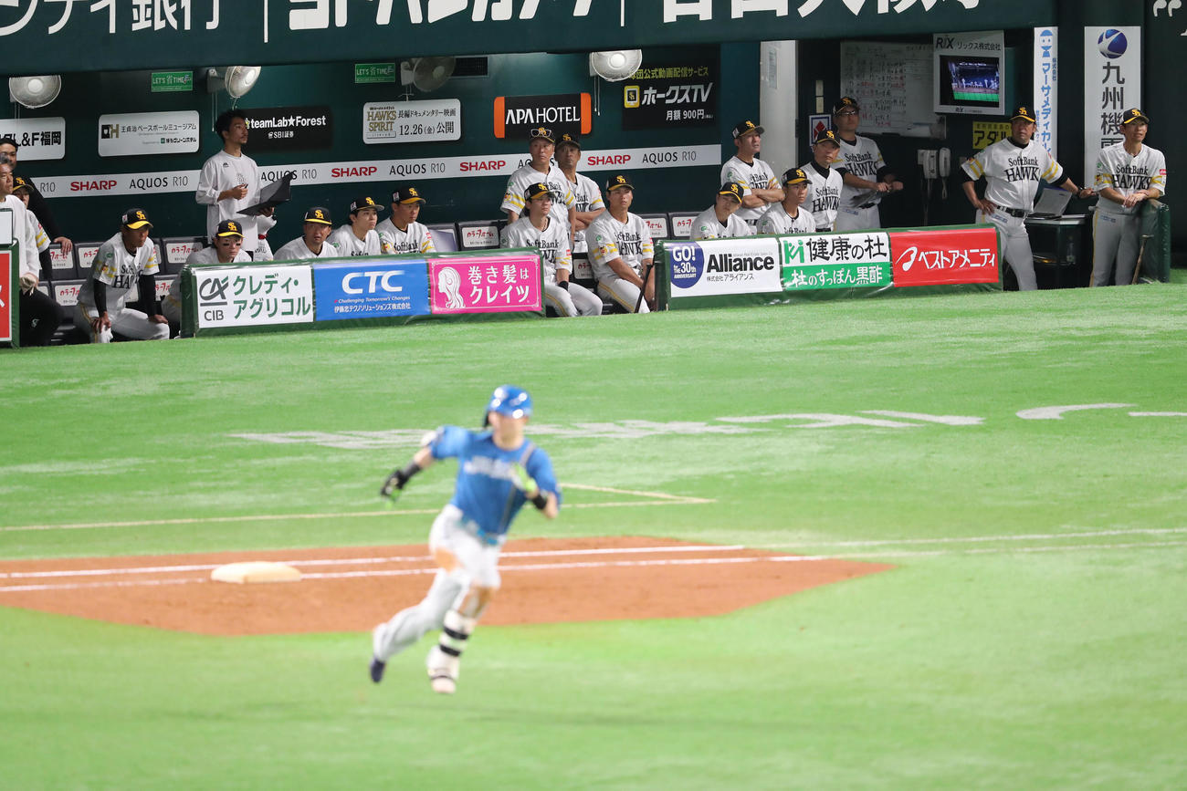 ソフトバンク対日本ハム　5回表日本ハム1死満塁、清宮幸の右越え2点適時二塁打で表情が硬くなるソフトバンクナイン（撮影・梅根麻紀）