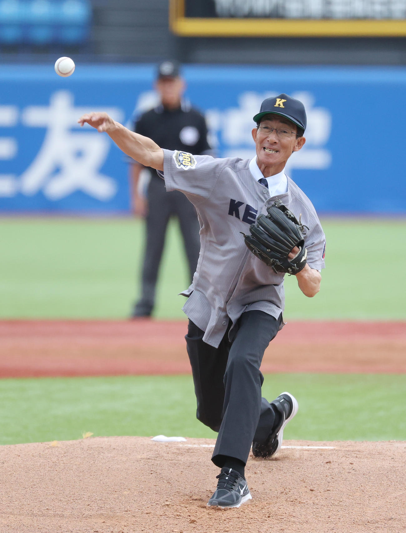 立大対慶大　始球式を務めた慶大OBの上田和明氏（撮影・柴田隆二）
