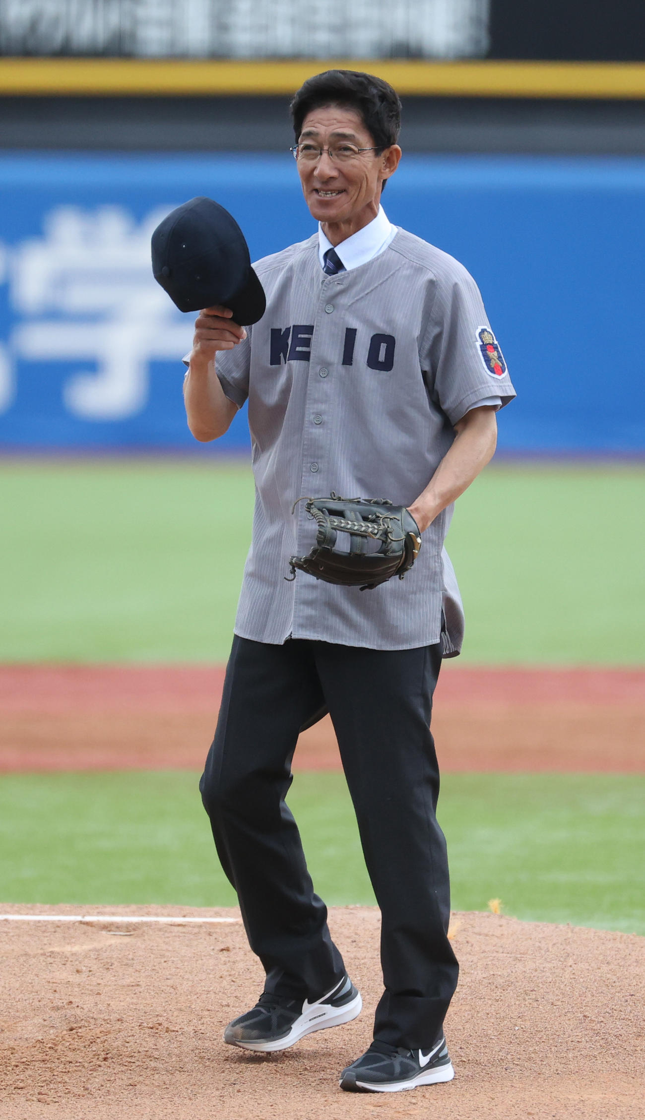 立大対慶大　始球式を務めた慶大OBの上田和明氏（撮影・柴田隆二）