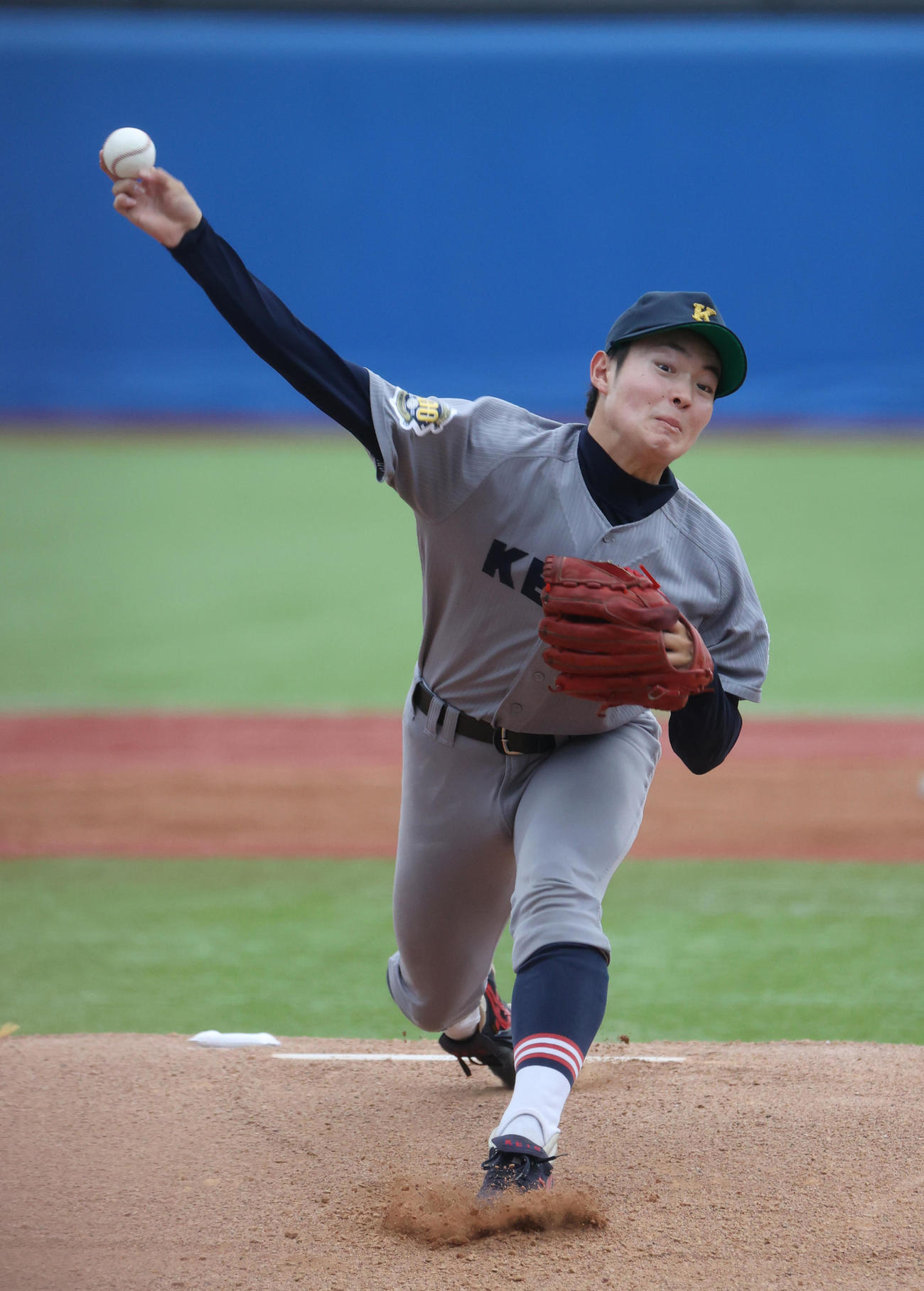 立大対慶大　先発した慶大・竹内（撮影・柴田隆二）