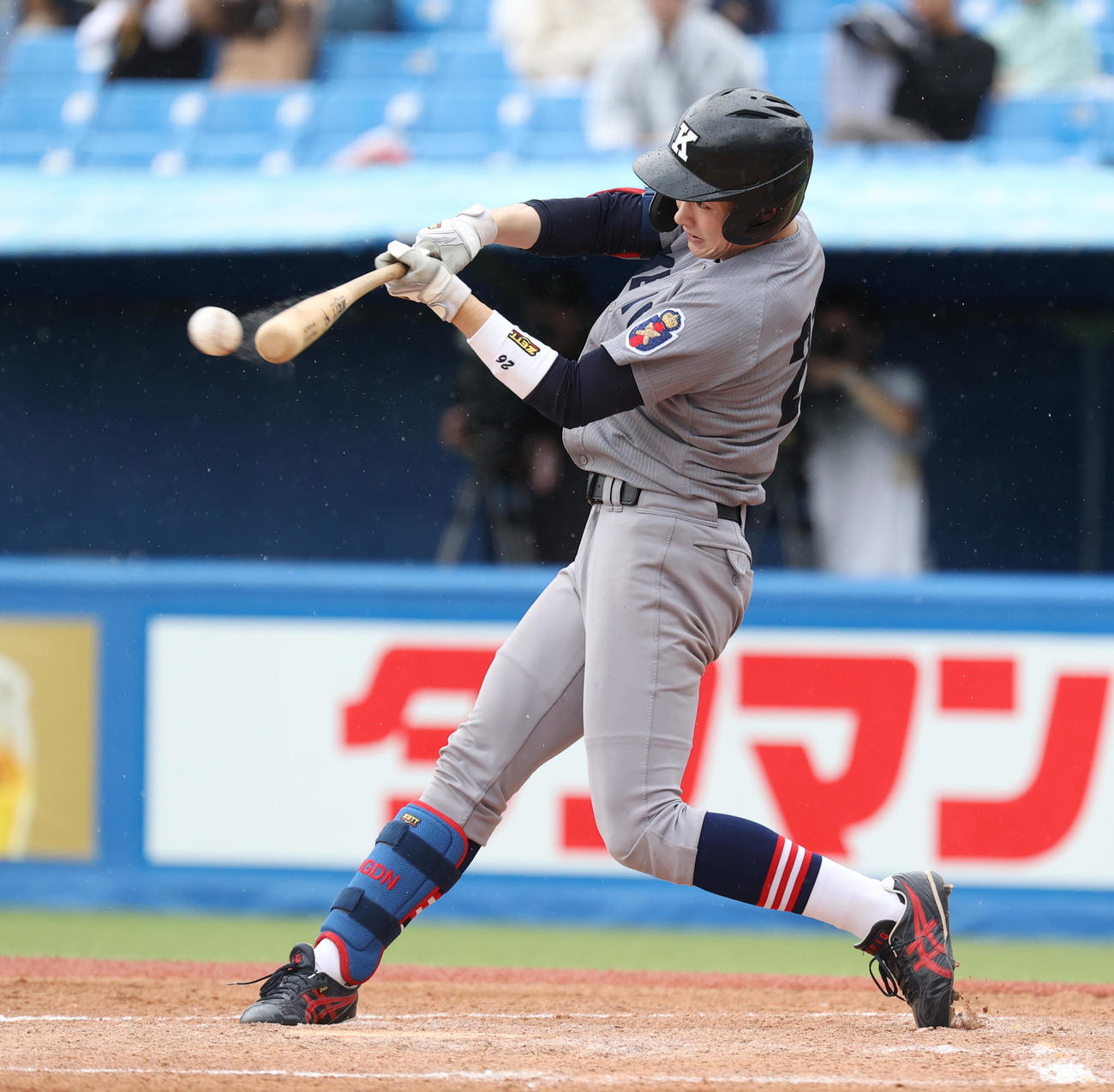 立大対慶大　2回裏慶大1死一、二塁、丸田は右前安打を放つ（撮影・柴田隆二）