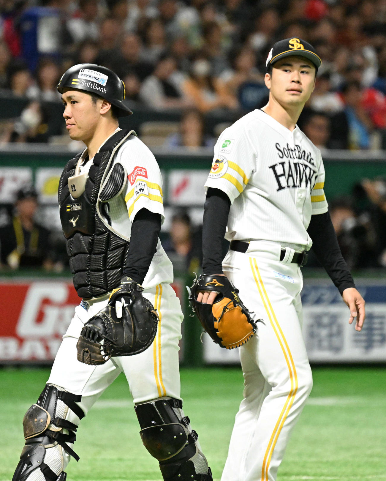 ソフトバンク対日本ハム　5回表日本ハム1死二、三塁、田宮にスクイズを許し厳しい表情を見せる松本晴（右）と海野（撮影・林敢治）