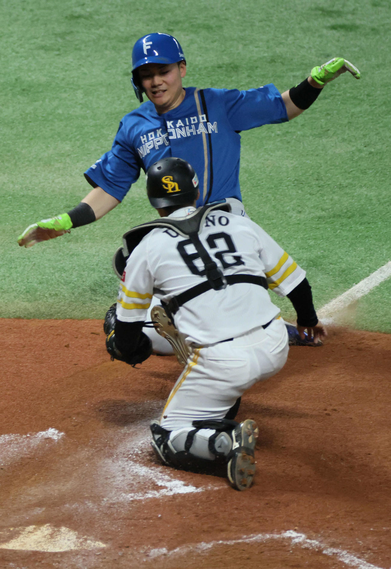 ソフトバンク対日本ハム　5回表日本ハム1死一、三塁、田宮のスクイズバントで清宮幸も狙うがアウト。捕手は海野（撮影・加藤孝規）