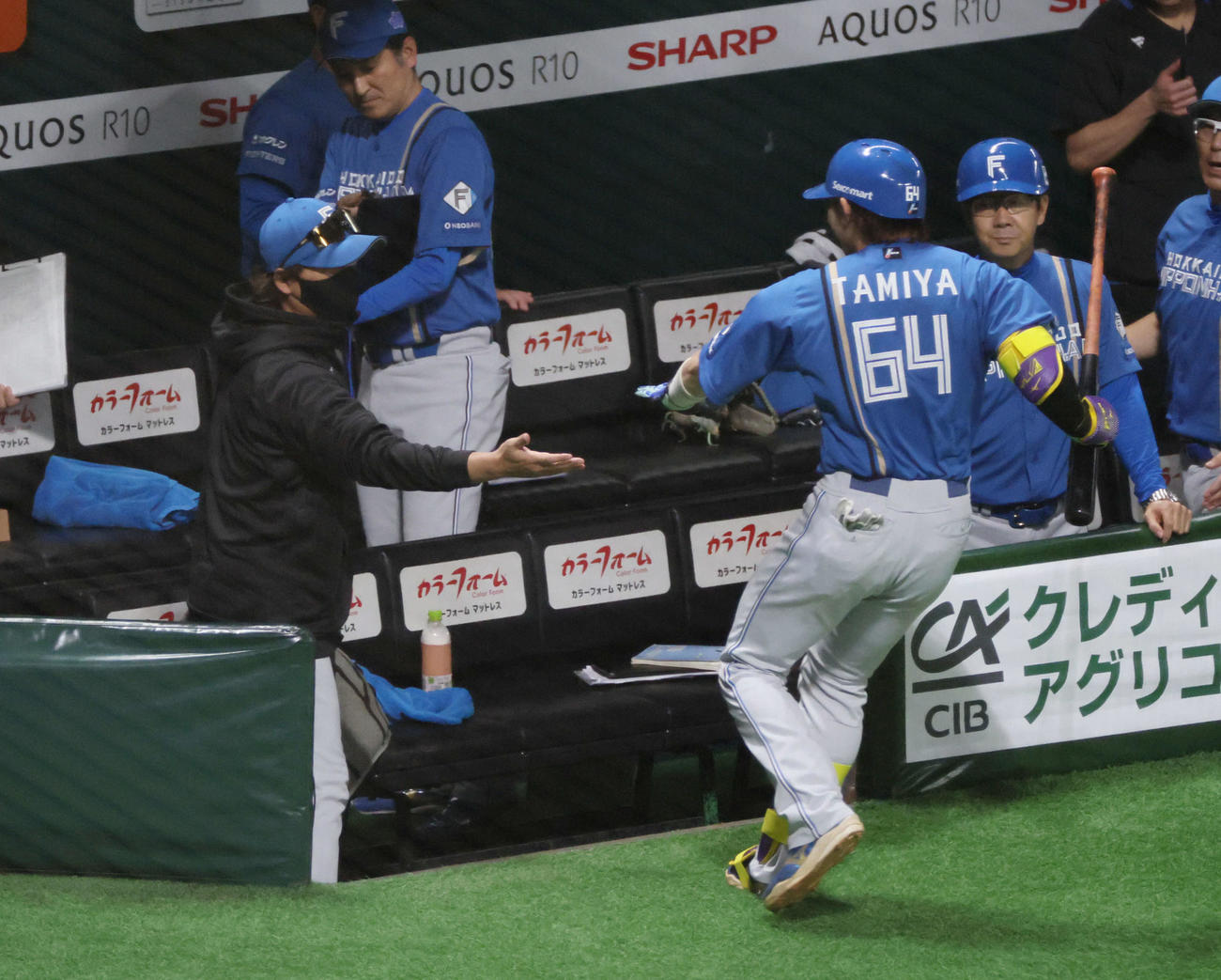 ソフトバンク対日本ハム　5回表日本ハム1死一、三塁で、スクイズバントを決めた田宮（右）を迎える新庄監督（撮影・加藤孝規）