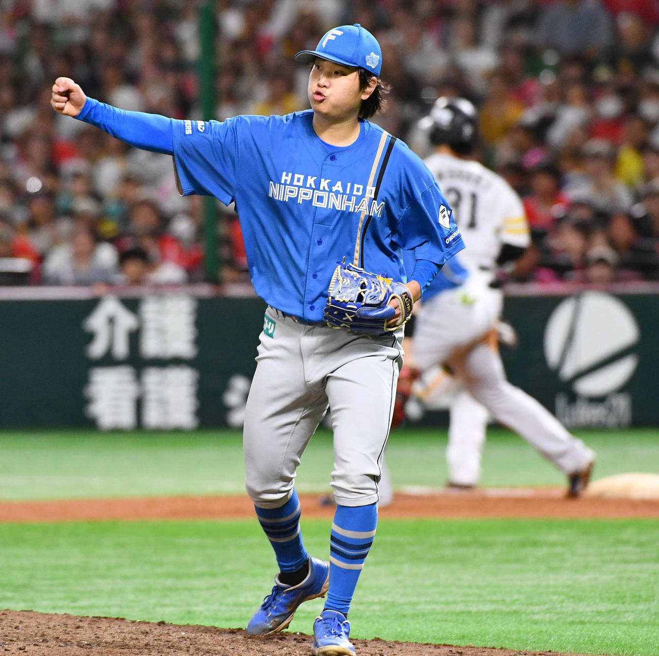 ソフトバンク対日本ハム　4回裏ソフトバンク2死、正木（右奥）の三ゴロを郡司が好守し、ガッツポーズする古林睿煬（撮影・岩下翔太）