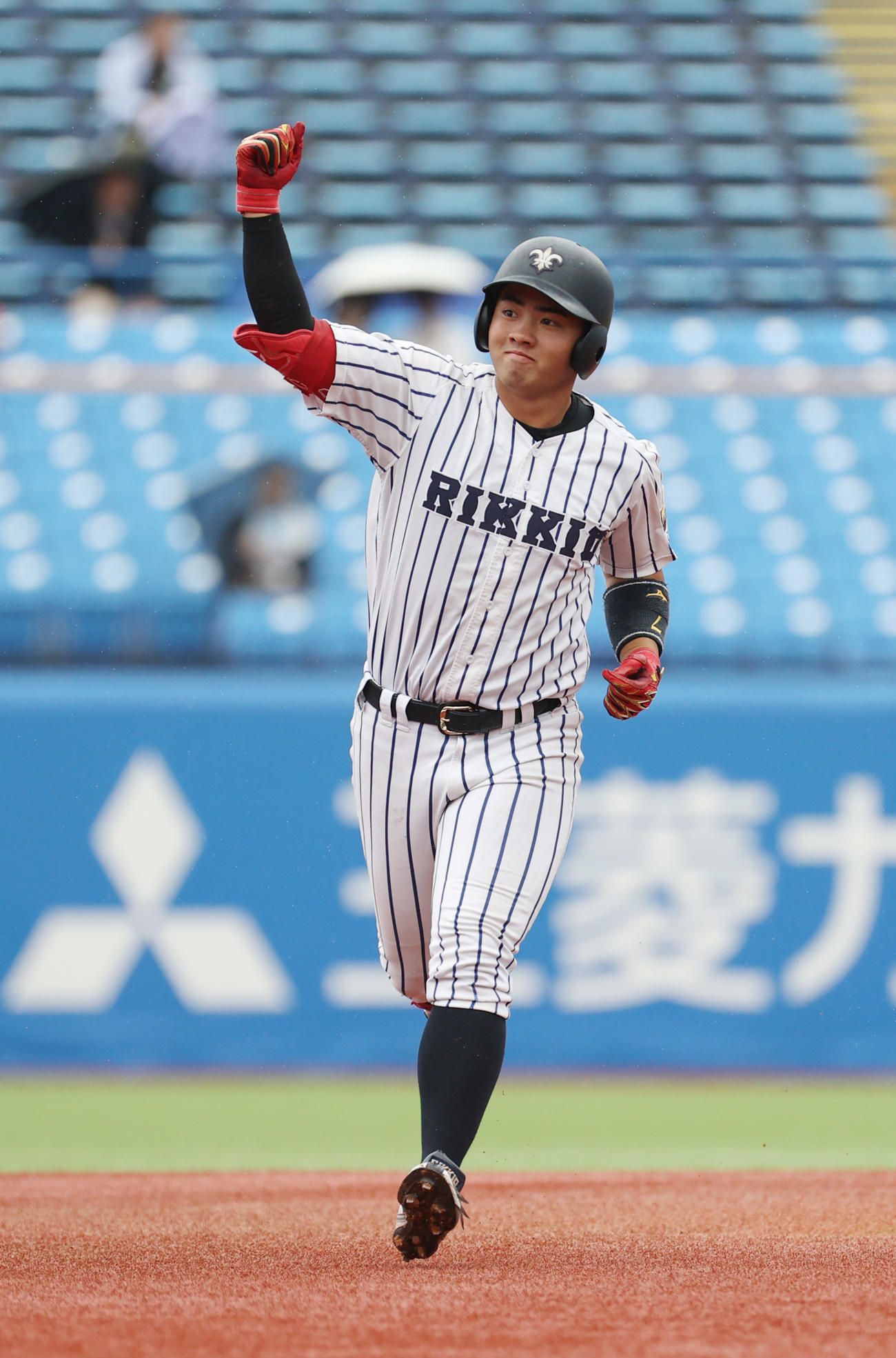 立大対慶大　3回表立大無死一塁、山形は右越えに本塁打を放ちガッツポーズする（撮影・柴田隆二）