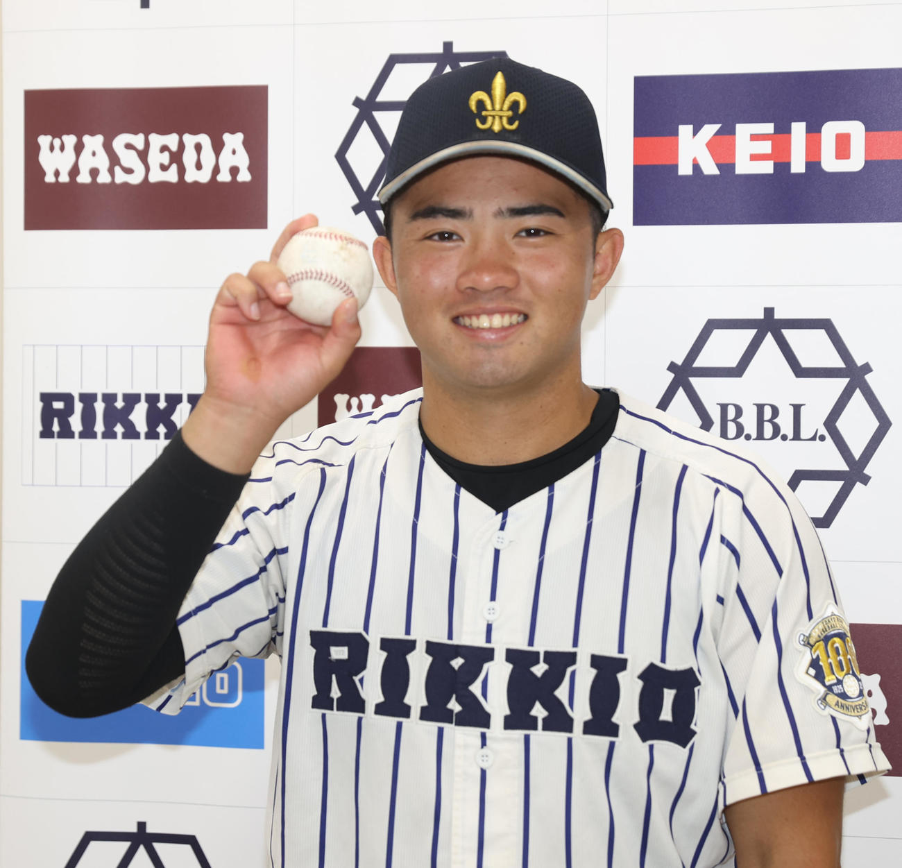立大対慶大　バースデーアーチを放ち笑顔を見せる立大・山形（撮影・柴田隆二）