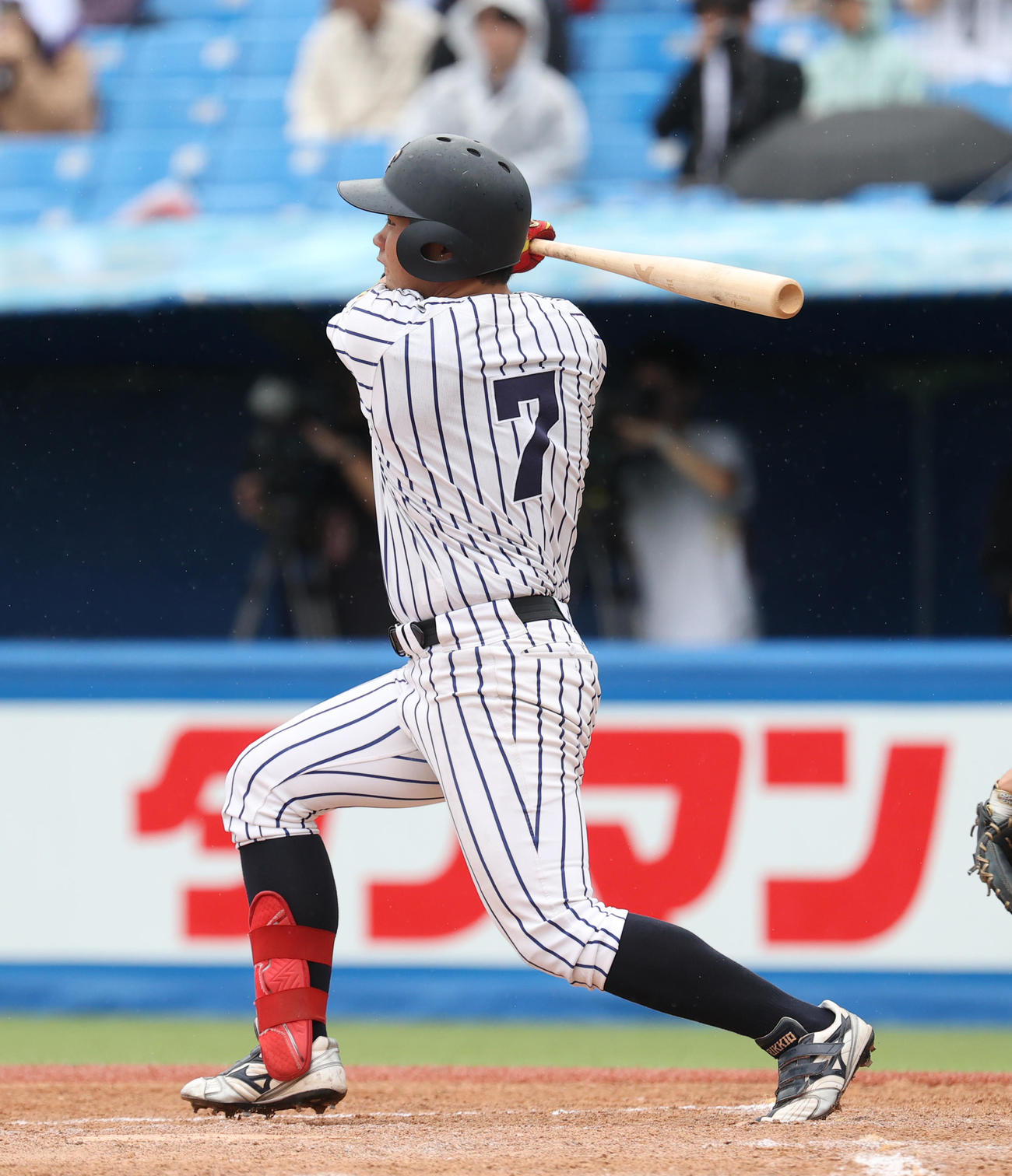 立大対慶大　3回表立大無死一塁、山形は右越えに本塁打を放つ（撮影・柴田隆二）