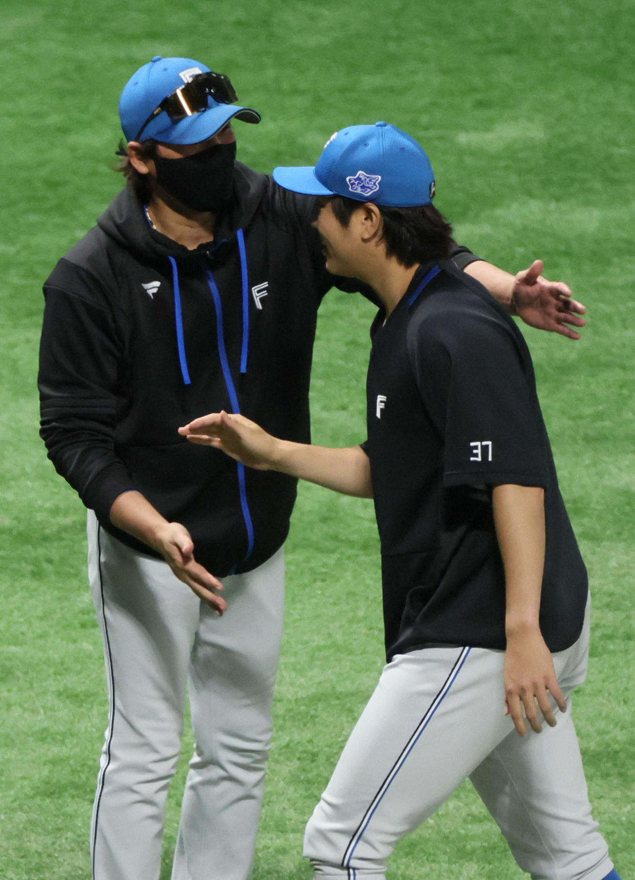 ソフトバンク対日本ハム　古林睿煬（右）を迎える新庄監督（撮影・加藤孝規）