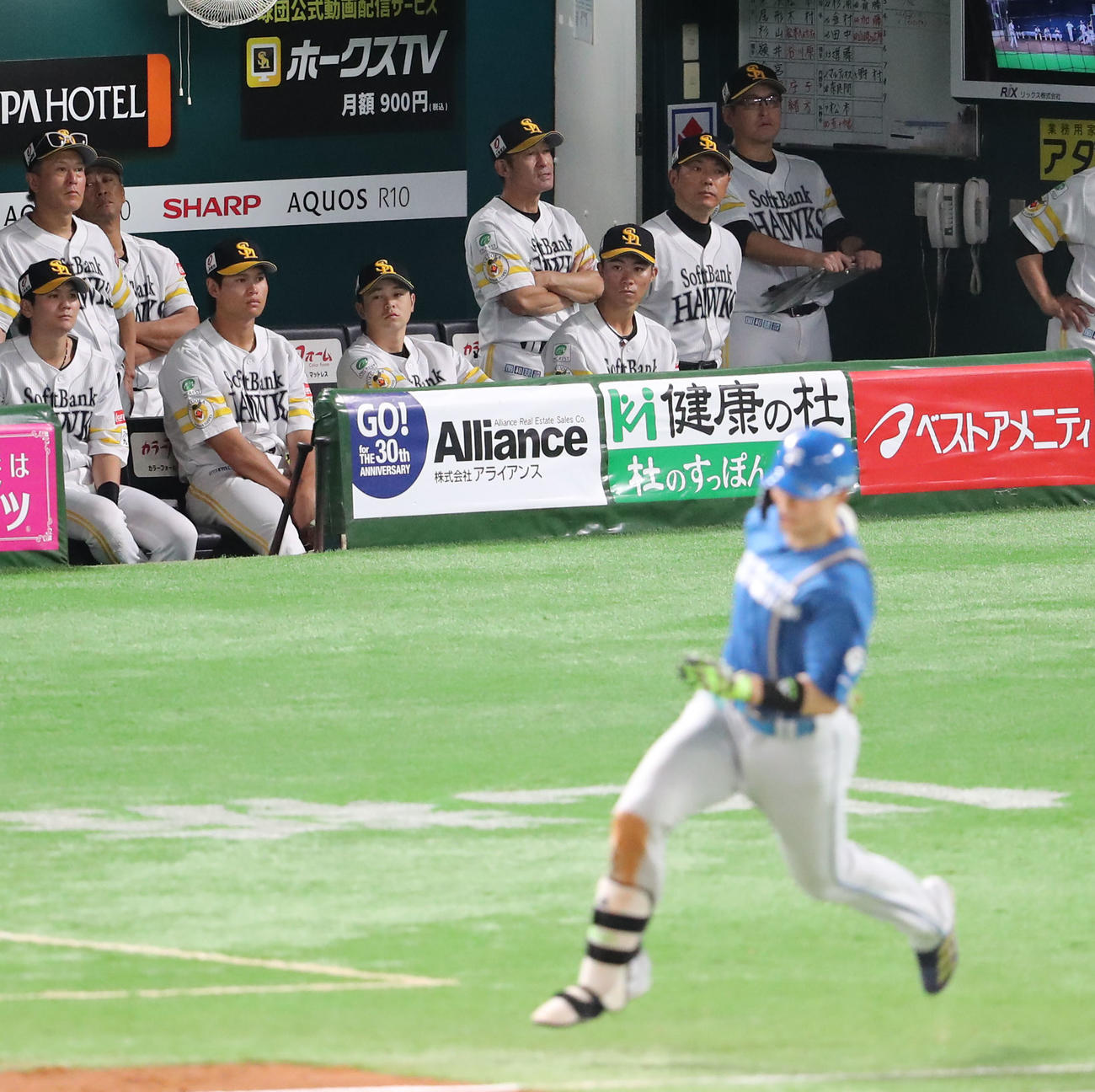ソフトバンク対日本ハム　5回表日本ハム1死満塁、清宮幸の右越え2点適時二塁打で表情が硬くなるソフトバンクナイン（撮影・梅根麻紀）