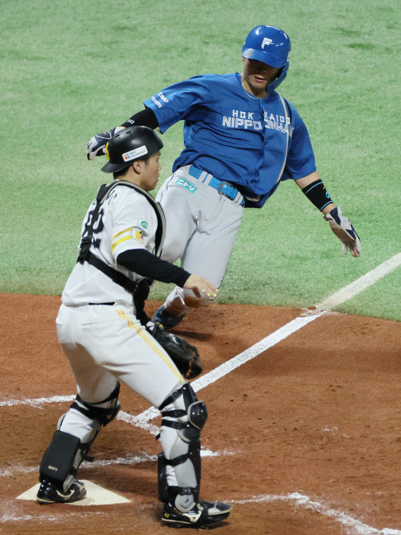 ソフトバンク対日本ハム　5回表日本ハム1死一、三塁、田宮のスクイズバントで郡司が生還。捕手は海野（撮影・加藤孝規）