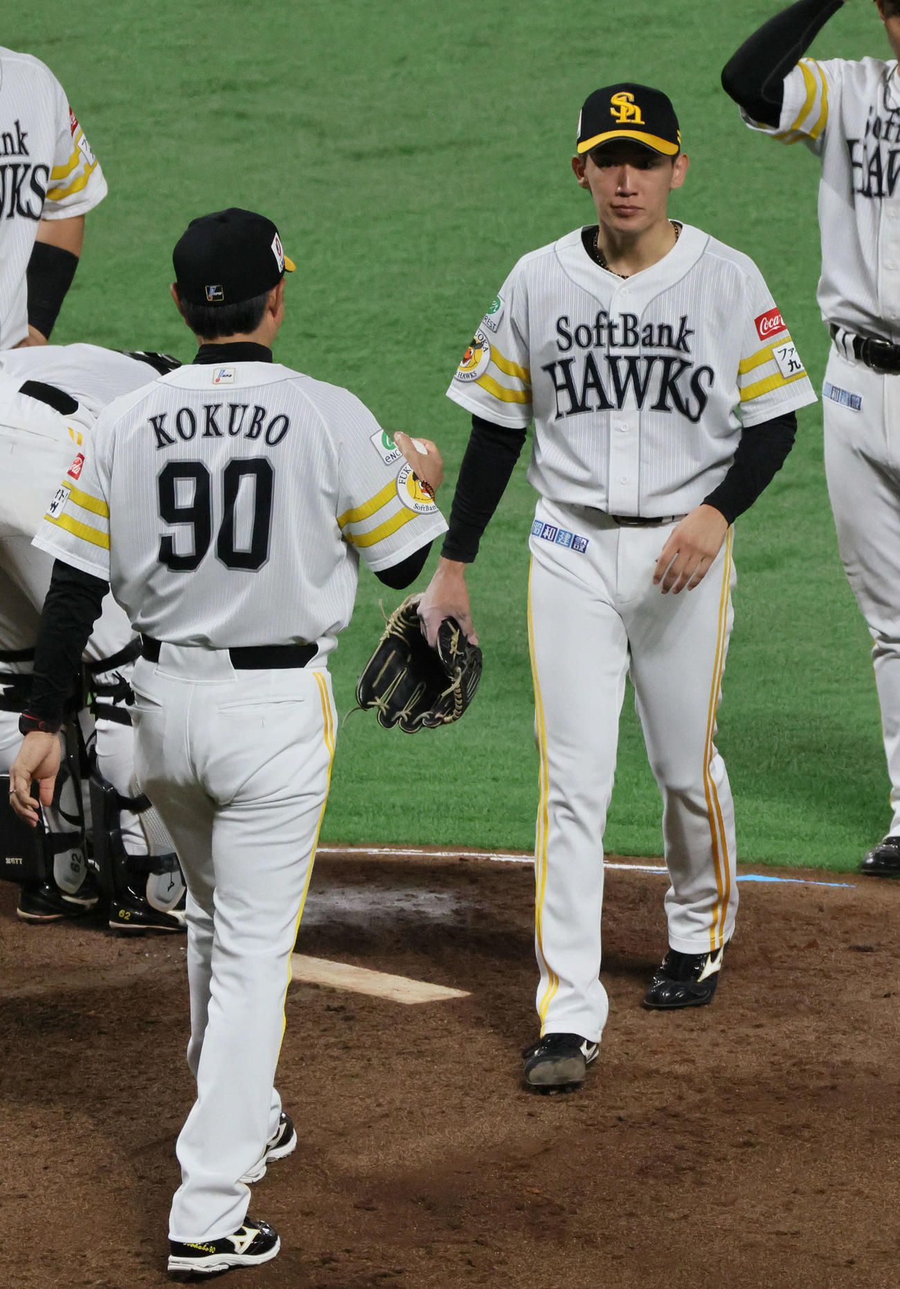 ソフトバンク対日本ハム　4回表日本ハム2死一、三塁、降板する大津（右）と小久保監督（撮影・加藤孝規）