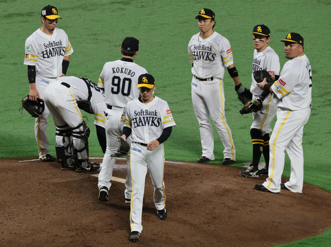 ソフトバンク対日本ハム　4回表日本ハム2死一、三塁、降板する大津（中央）と小久保監督（撮影・加藤孝規）