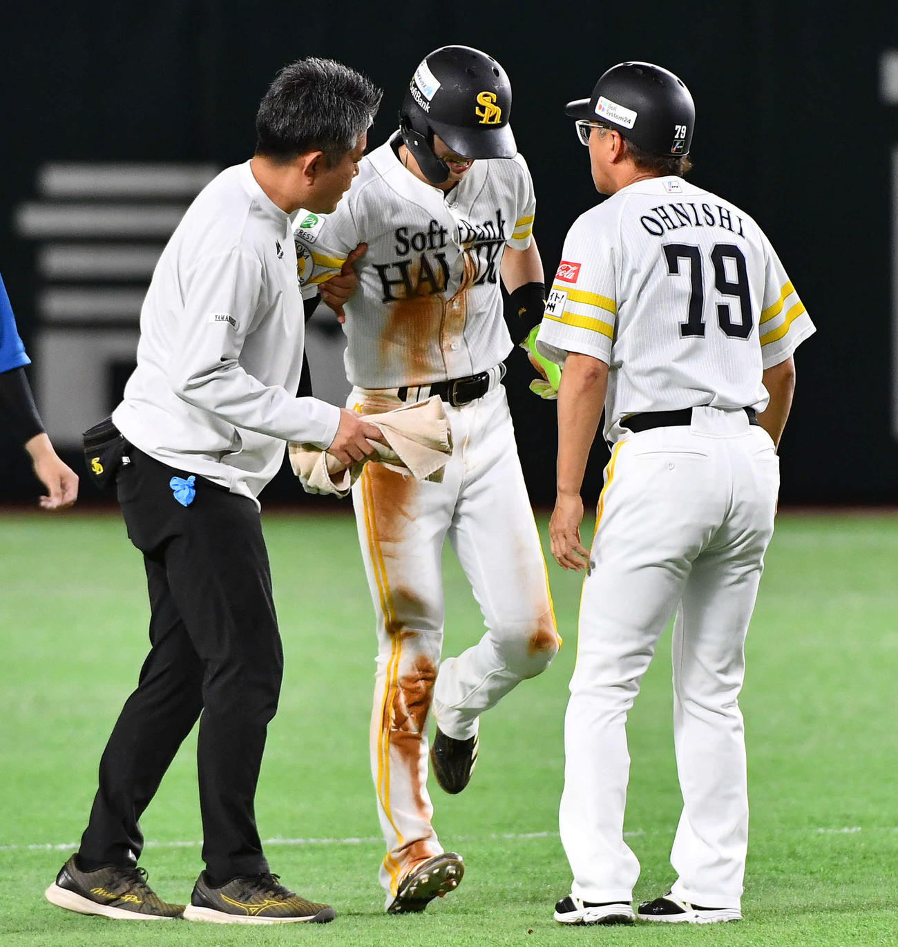 ソフトバンク対日本ハム　1回裏ソフトバンク1死一塁、二盗の際に遊撃手の山県と交錯し、足を痛めた周東（撮影・岩下翔太）