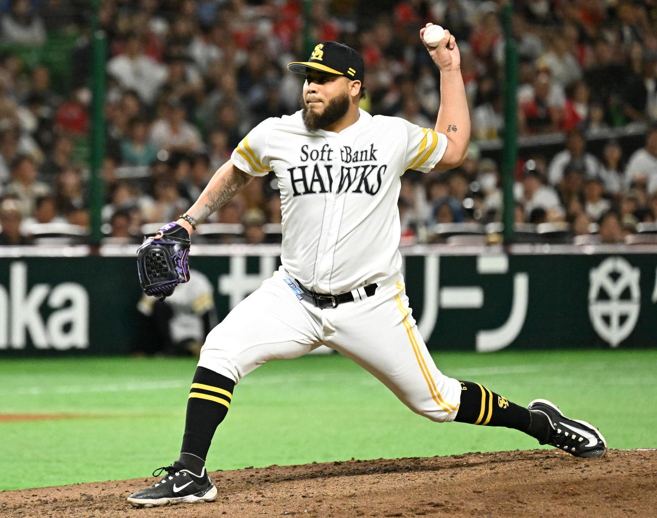 ソフトバンク対日本ハム　ソフトバンク2番手投手のヘルナンデス（撮影・林敢治）