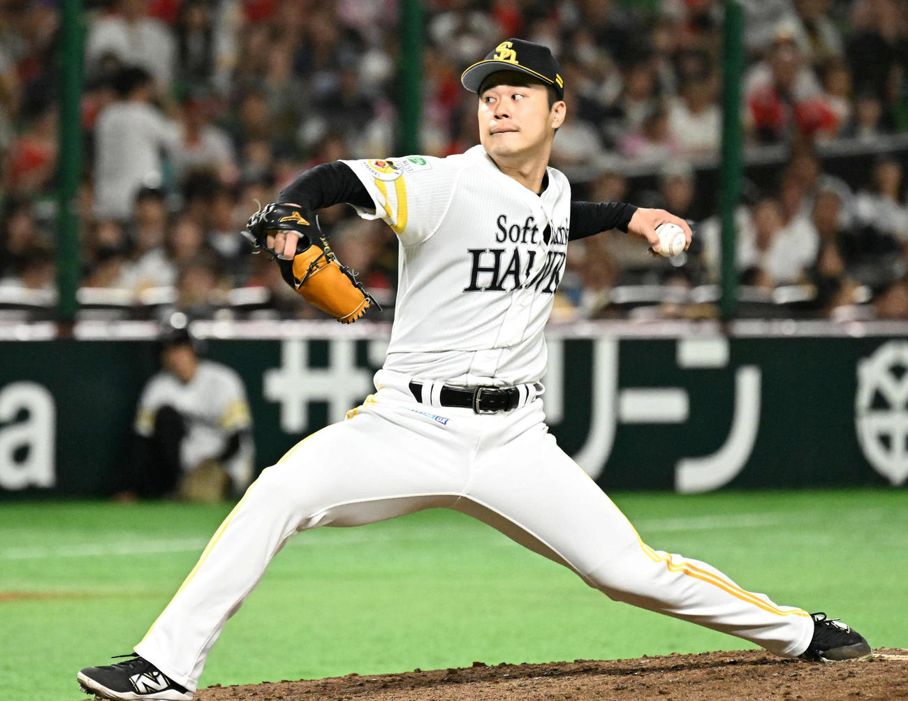 ソフトバンク対日本ハム　ソフトバンク3番手投手の松本晴（撮影・林敢治）