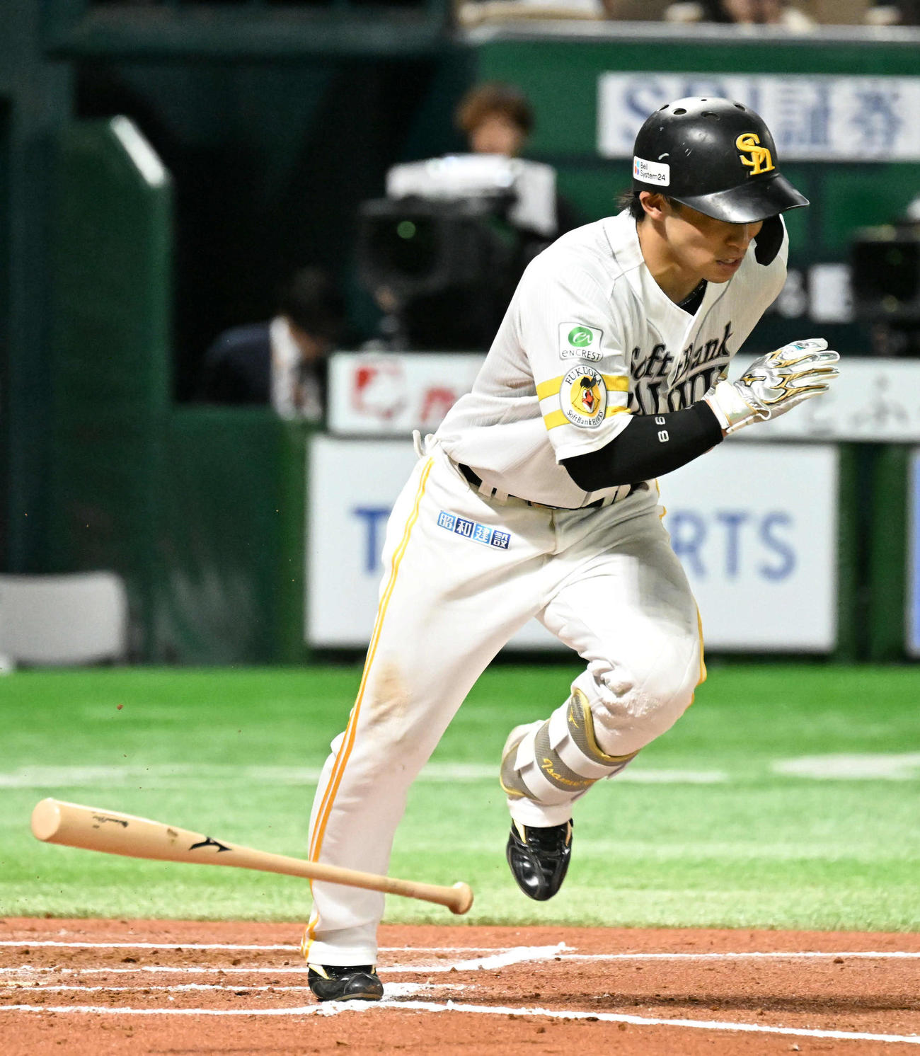 ソフトバンク対日本ハム　6回裏ソフトバンク無死、野村は安打を放ち出塁する（撮影・林敢治）