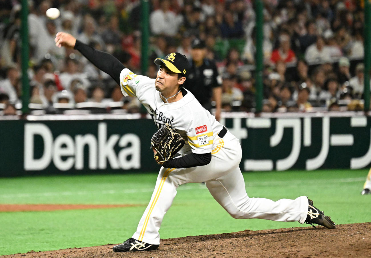 ソフトバンク対日本ハム　ソフトバンク4番手投手の尾形（撮影・林敢治）