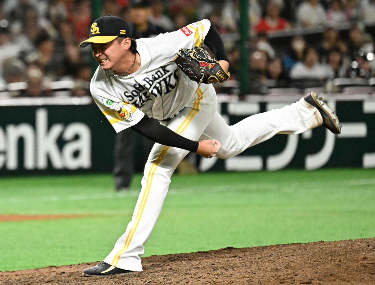 ソフトバンク対日本ハム　ソフトバンク5番手投手の東浜（撮影・林敢治）