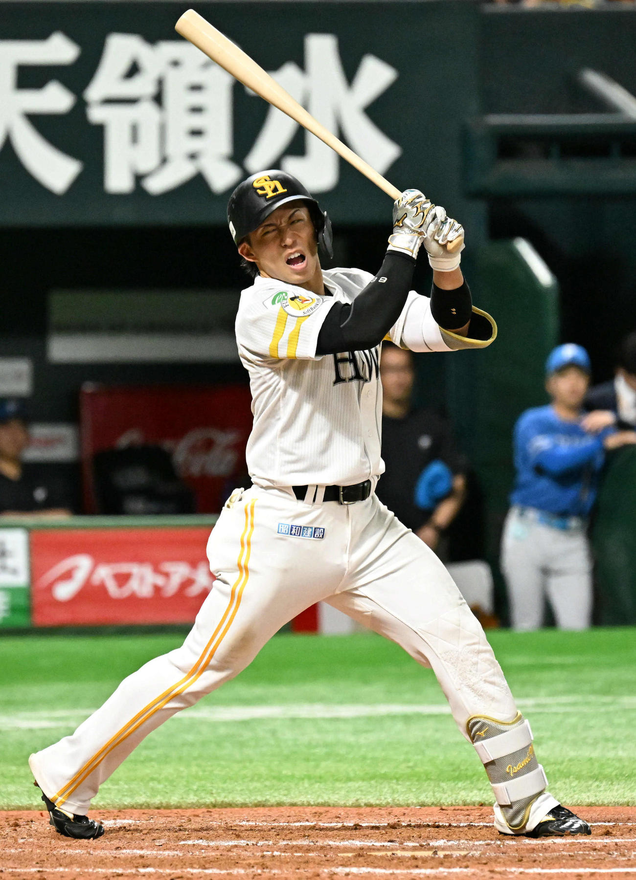 ソフトバンク対日本ハム　8回裏ソフトバンク無死、野村は空振り三振に倒れる（撮影・林敢治）