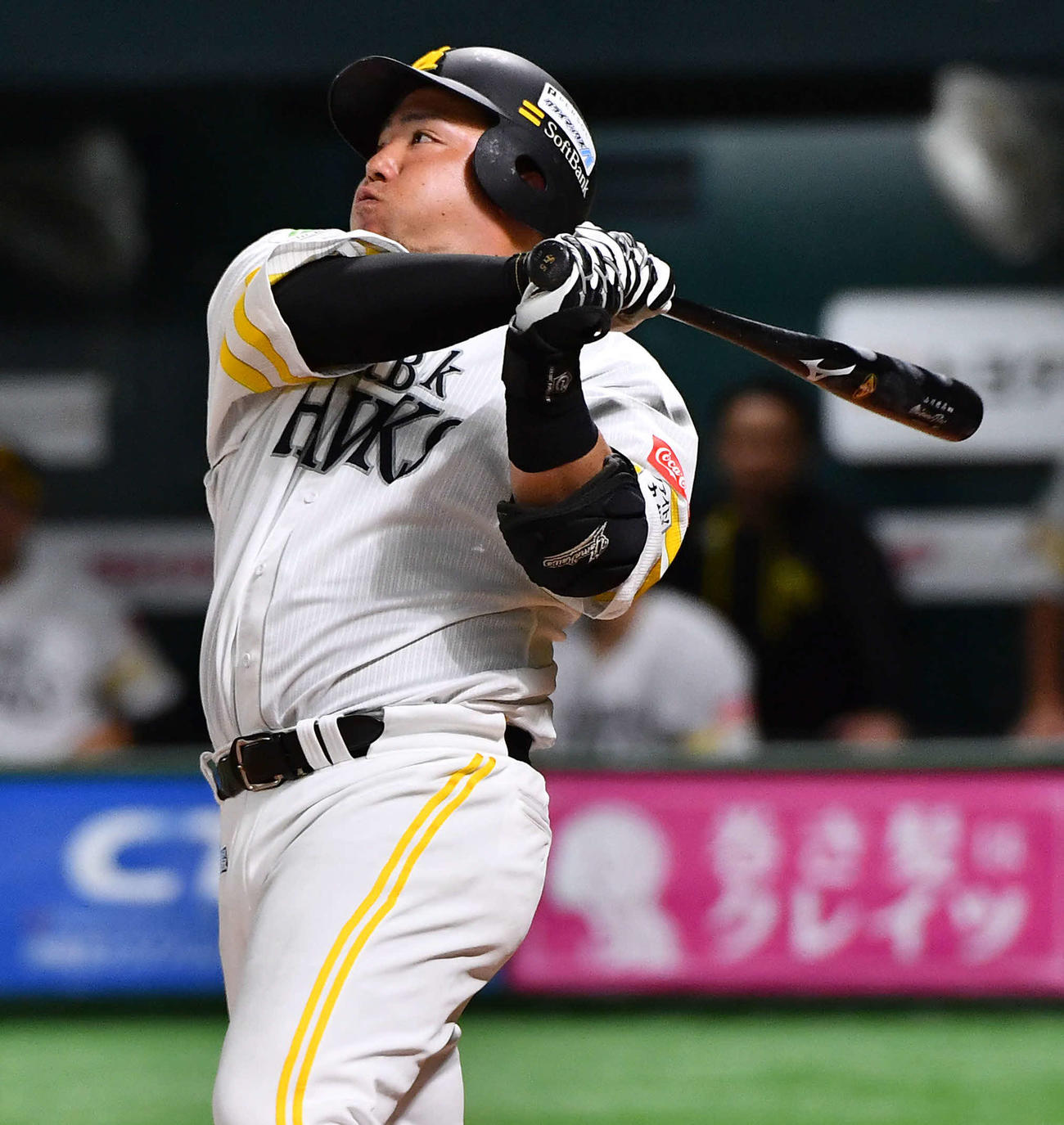 ソフトバンク対日本ハム　6回裏ソフトバンク1死、山川は中越え本塁打を放つ（撮影・岩下翔太）