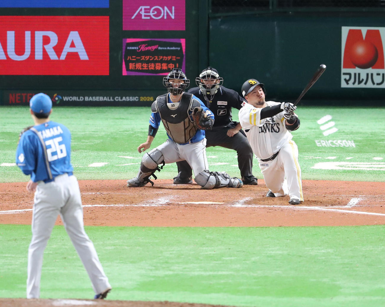 ソフトバンク対日本ハム　9回裏ソフトバンク2死一塁、山川は空振りの三振に終わる（撮影・梅根麻紀）