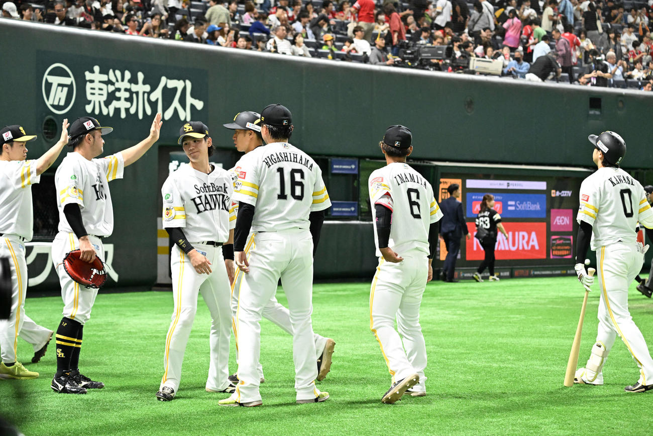 ソフトバンク対日本ハム　日本ハムに3連敗し引きあげるソフトバンクナイン（撮影・林敢治）
