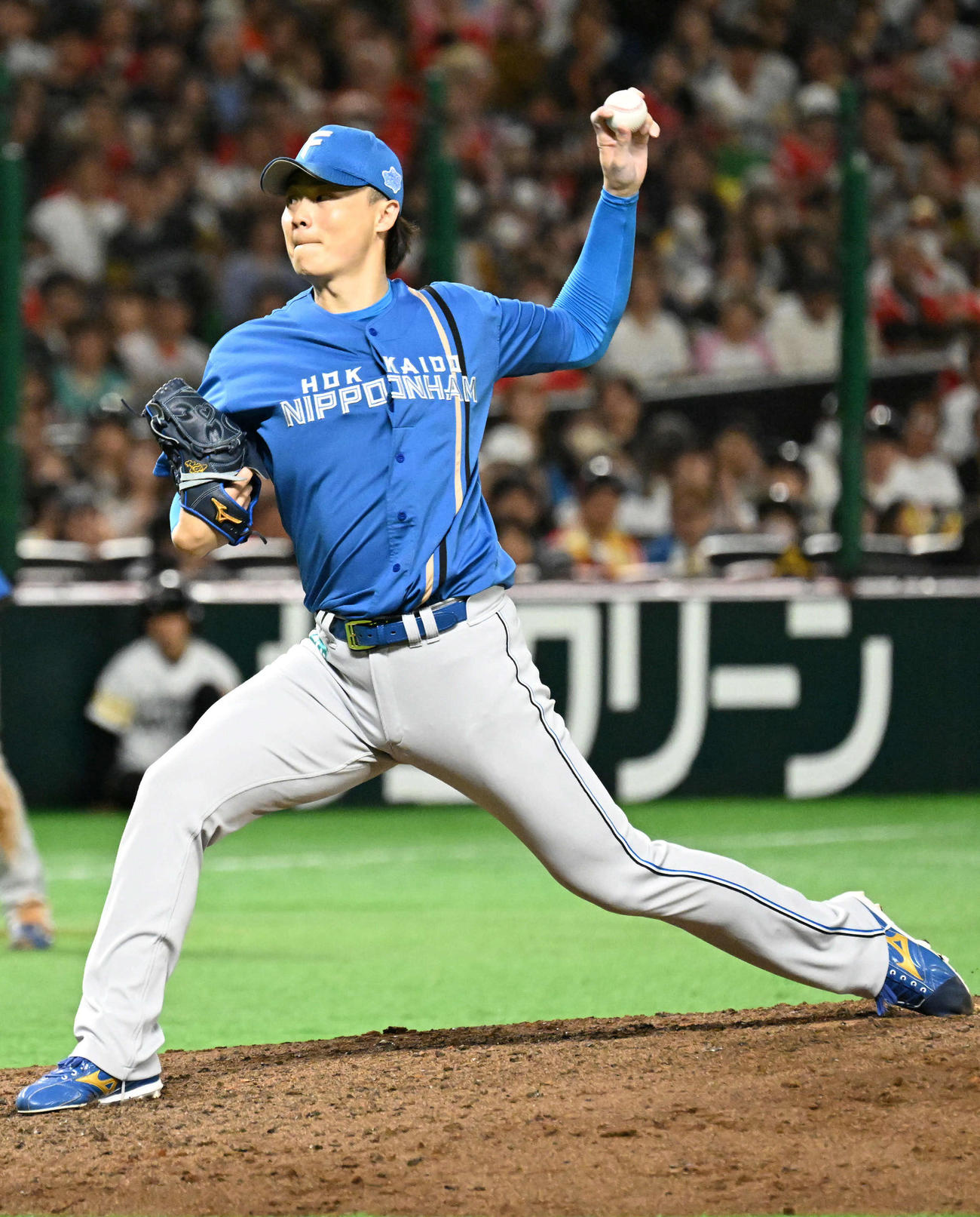 ソフトバンク対日本ハム　日本ハム2番手投手の山﨑福（撮影・林敢治）