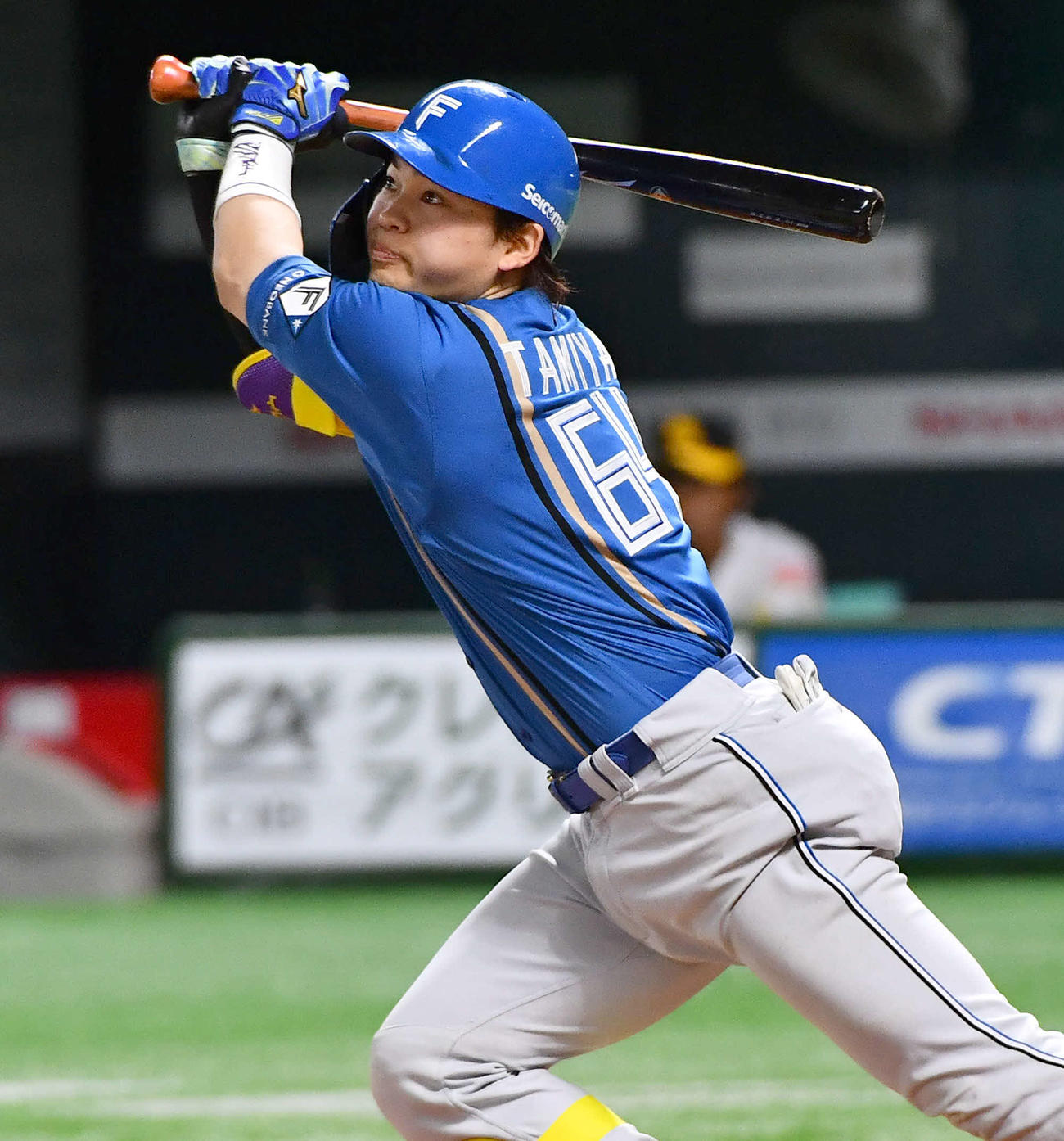 ソフトバンク対日本ハム　4回表日本ハム1死一、三塁、田宮は左犠飛を放つ（撮影・岩下翔太）