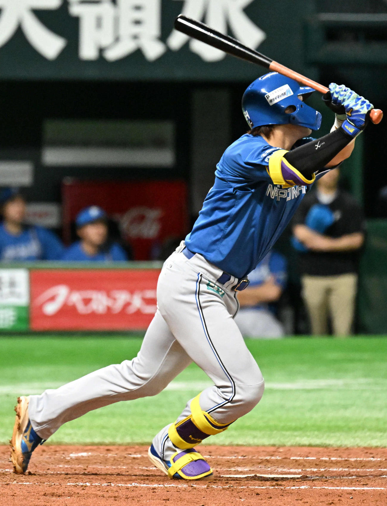 ソフトバンク対日本ハム　4回表日本ハム1死一、三塁、田宮は犠飛を放つ（撮影・林敢治）