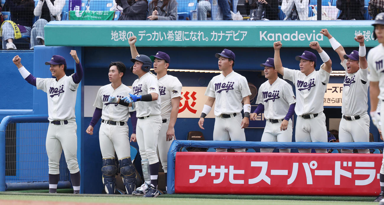 早大対明大　5回裏明大1死二塁、木本の左中間に適時二塁打で喜ぶ明大ナイン（撮影・柴田隆二）