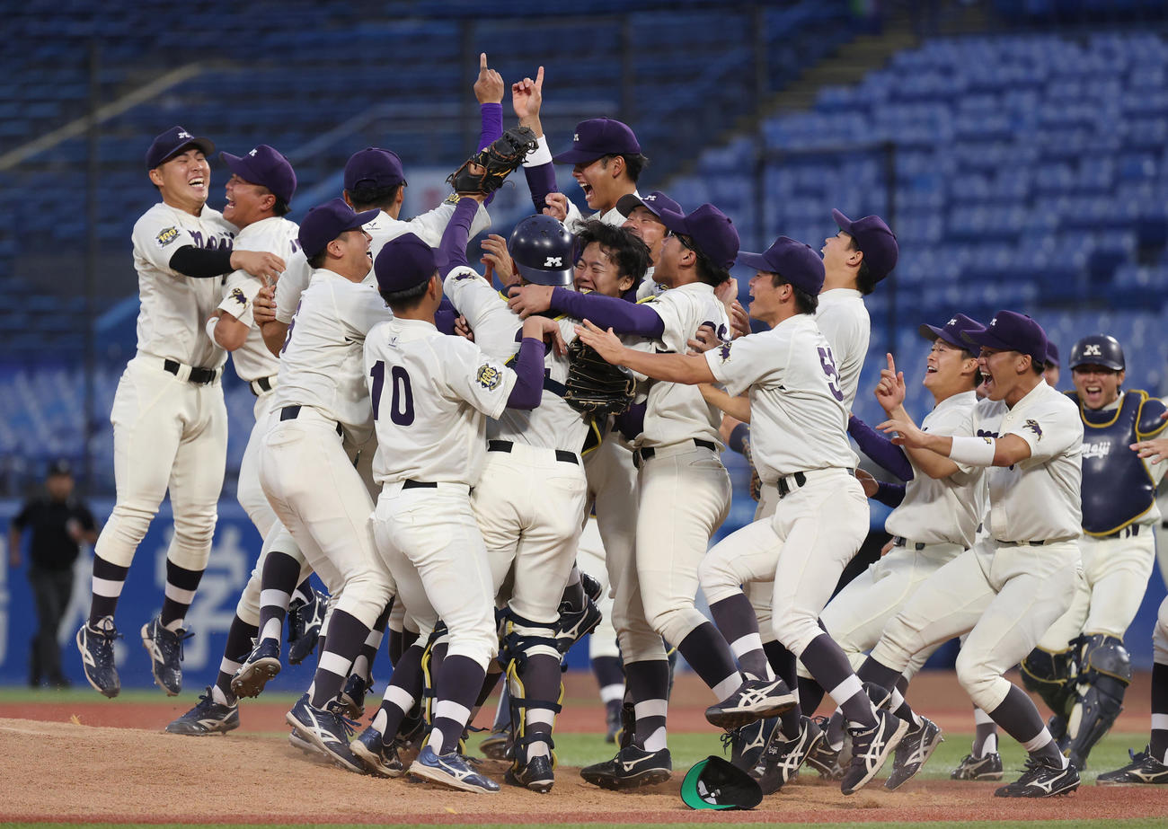 早大対明大　優勝し喜ぶ明大ナイン（撮影・柴田隆二）