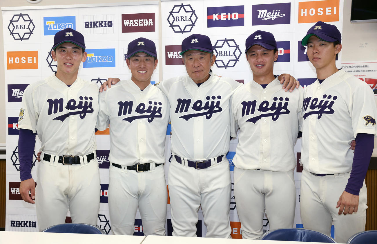 早大対明大　優勝した。左から明大・小島、木本、戸塚監督、毛利、大川は肩を組んで記念撮影に納まる（撮影・柴田隆二）