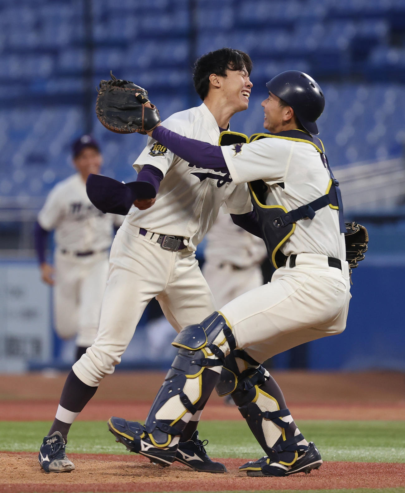 早大対明大　優勝した明大・大川（左）は小島捕手と抱き合う（撮影・柴田隆二）