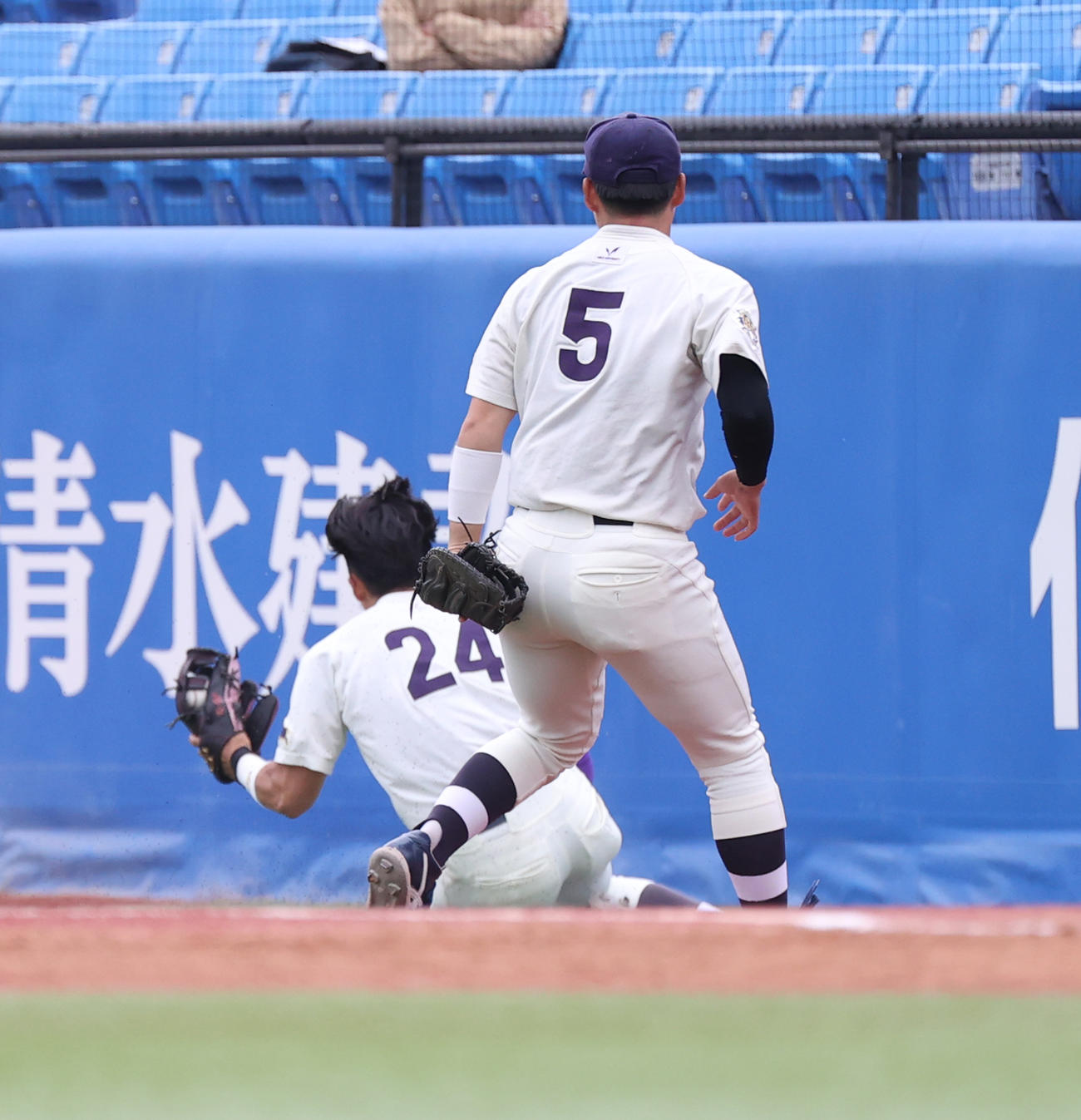 早大対明大　4回表早大1死二、三塁、田村の二邪飛を明大・岡田二塁手（左）が好捕する（撮影・柴田隆二）