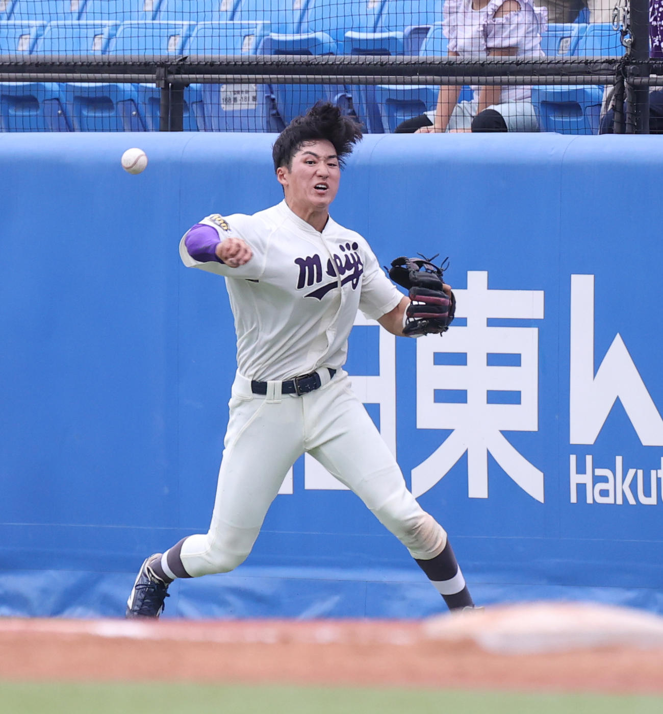 早大対明大　4回表早大1死二、三塁、田村の二邪飛を明大・岡田二塁手が好捕し本塁に送球する（撮影・柴田隆二）