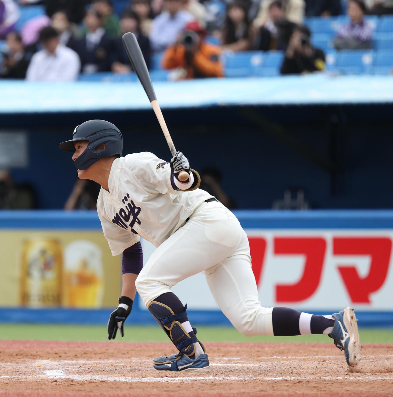 早大対明大　5回裏明大1死二塁、木本は左中間に適時二塁打を放つ（撮影・柴田隆二）
