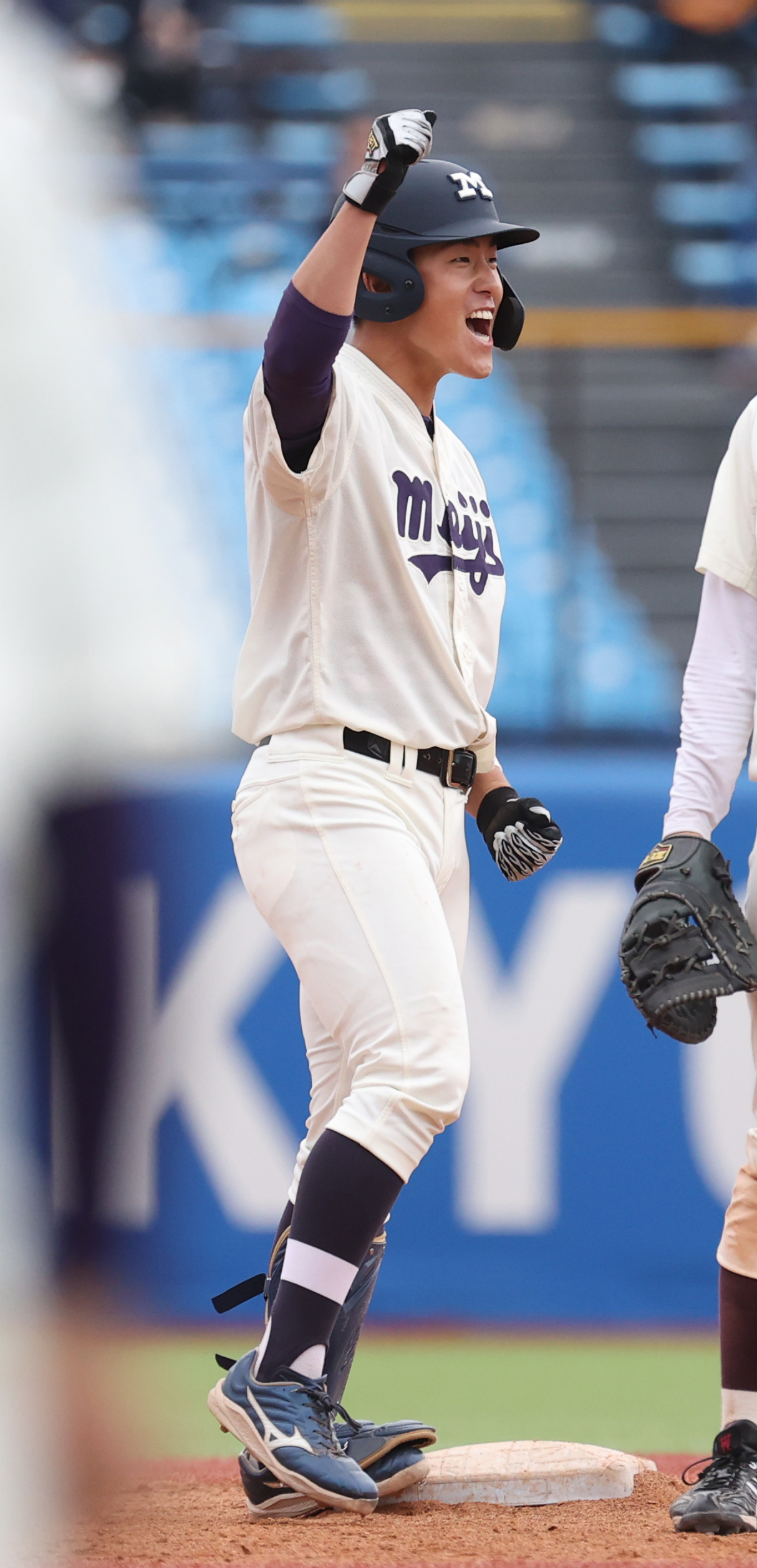 早大対明大　5回裏明大1死二塁、木本は左中間に適時二塁打を放ちガッツポーズする（撮影・柴田隆二）