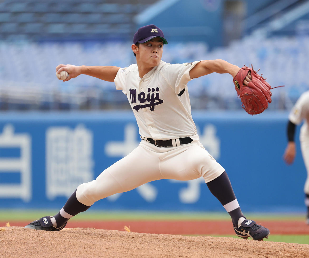 早大対明大　5回から登板した明大・三浦（撮影・柴田隆二）