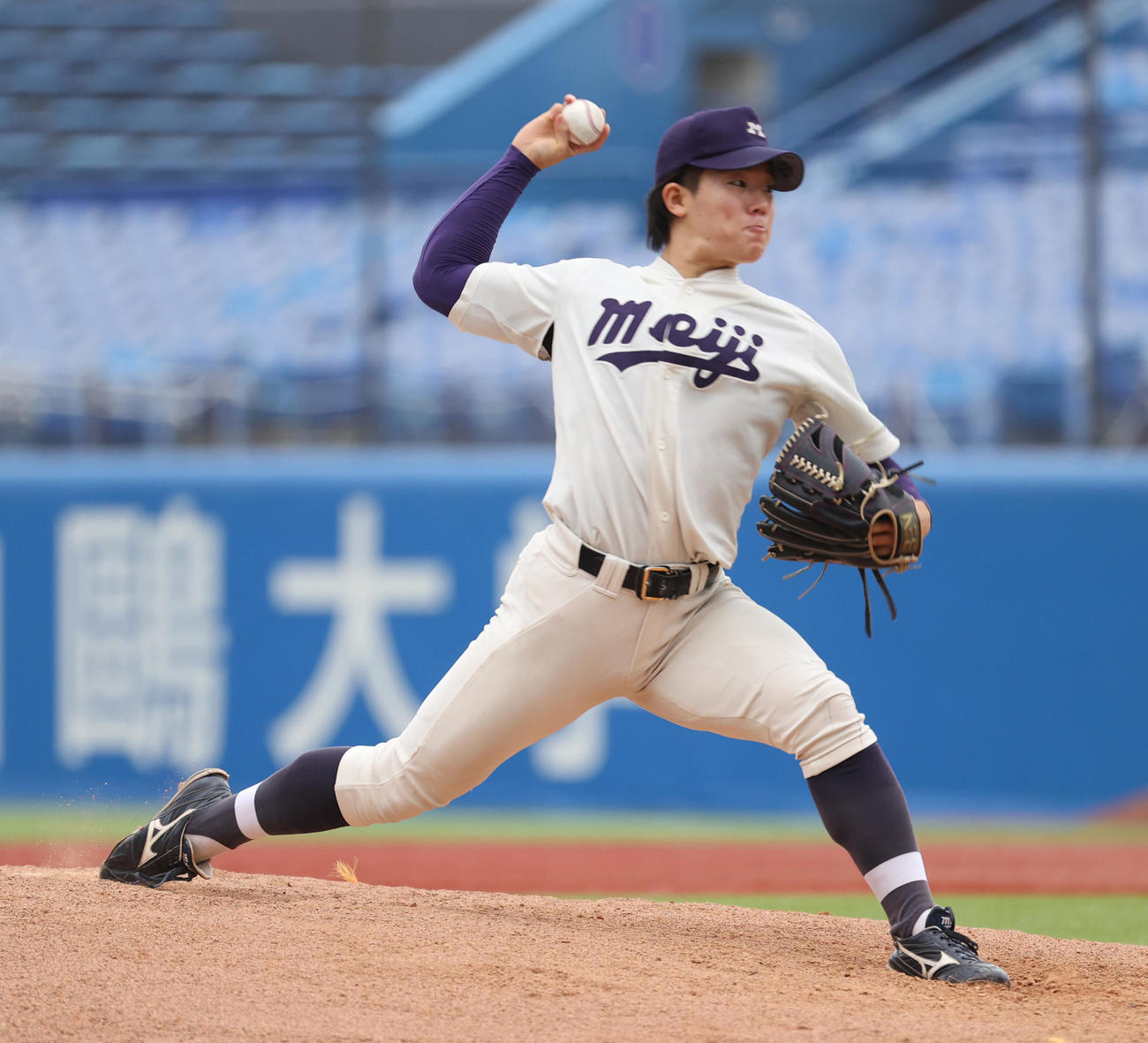 早大対明大　6回から登板した明大・菱川（撮影・柴田隆二）