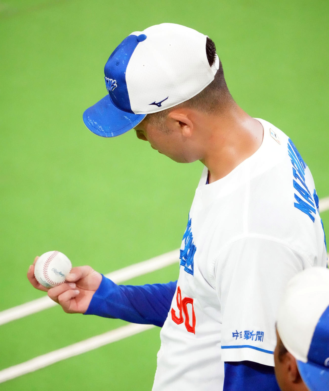 侍ジャパンシリーズで使用される試合球で投球練習をする松山（撮影・森本幸一）