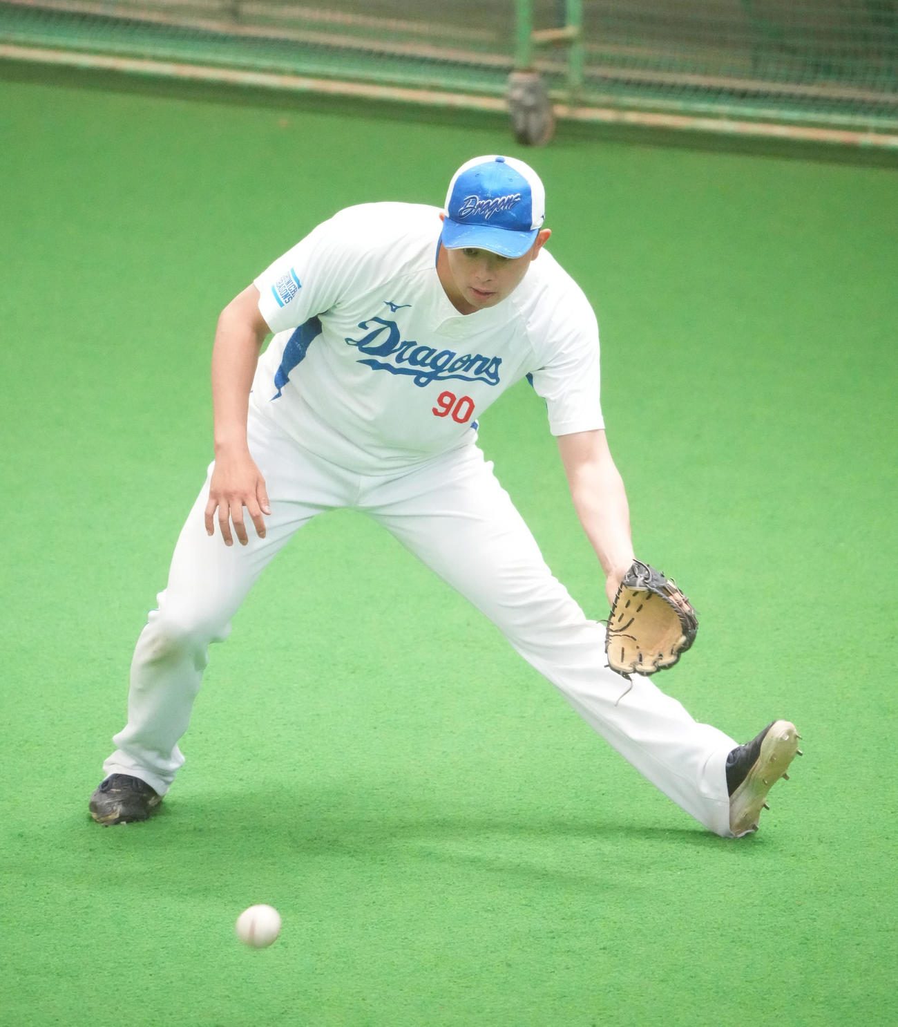 ノックを受ける松山（撮影・森本幸一）