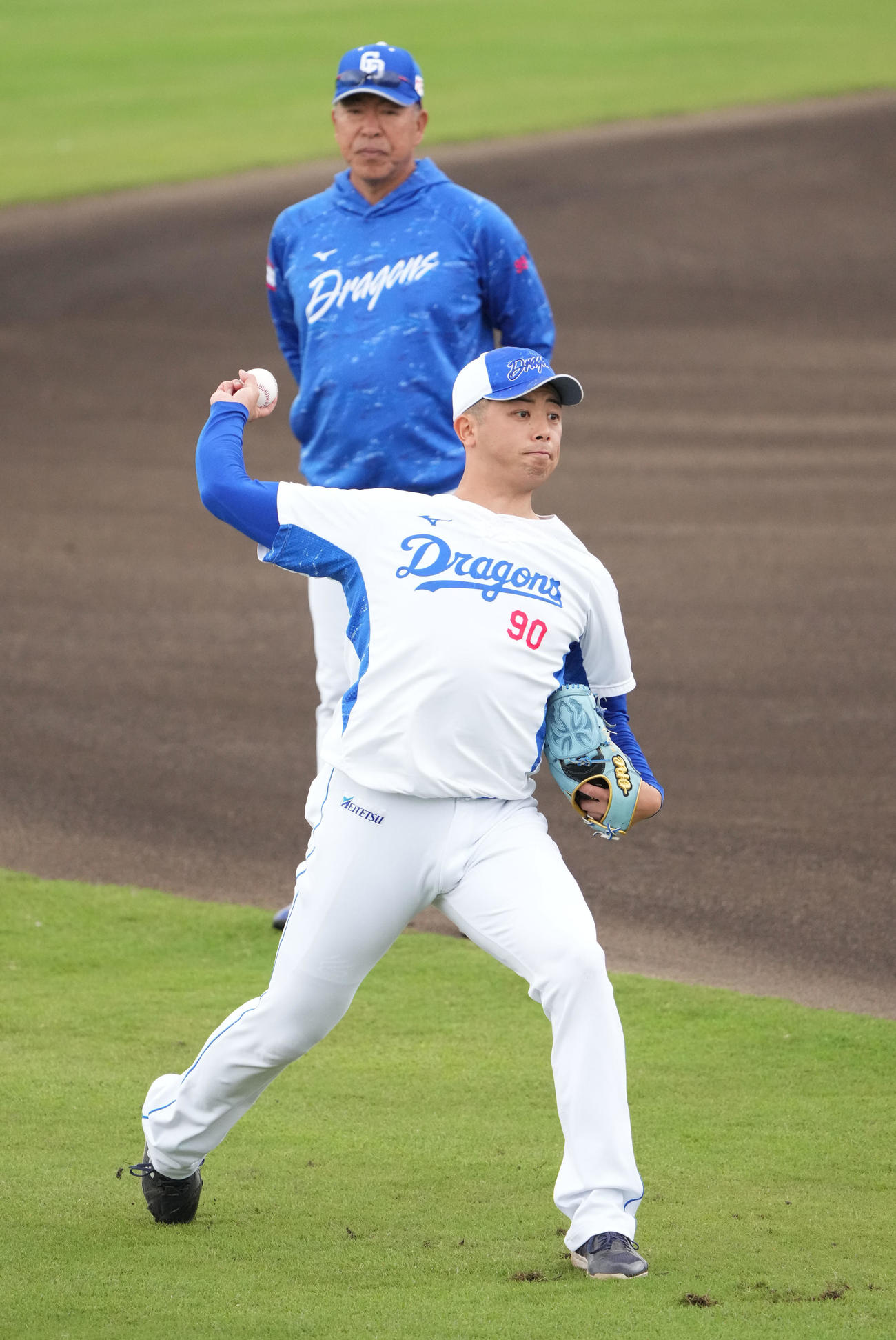キャチボールをする松山（手前）後方は井上監督（撮影・森本幸一）