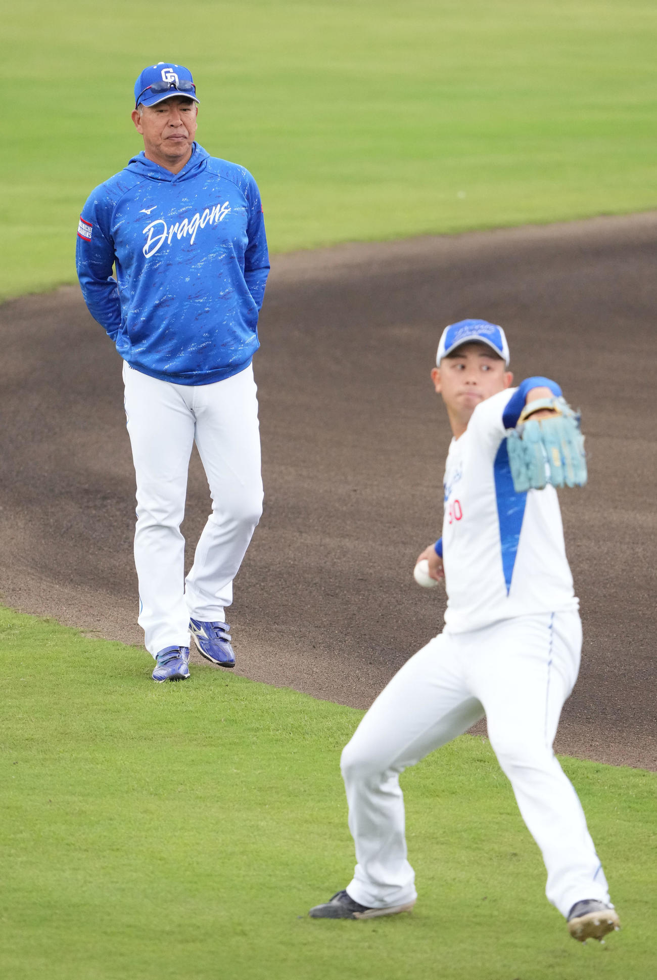 井上監督（左）は松山のキャッチボールを見つめる（撮影・森本幸一）