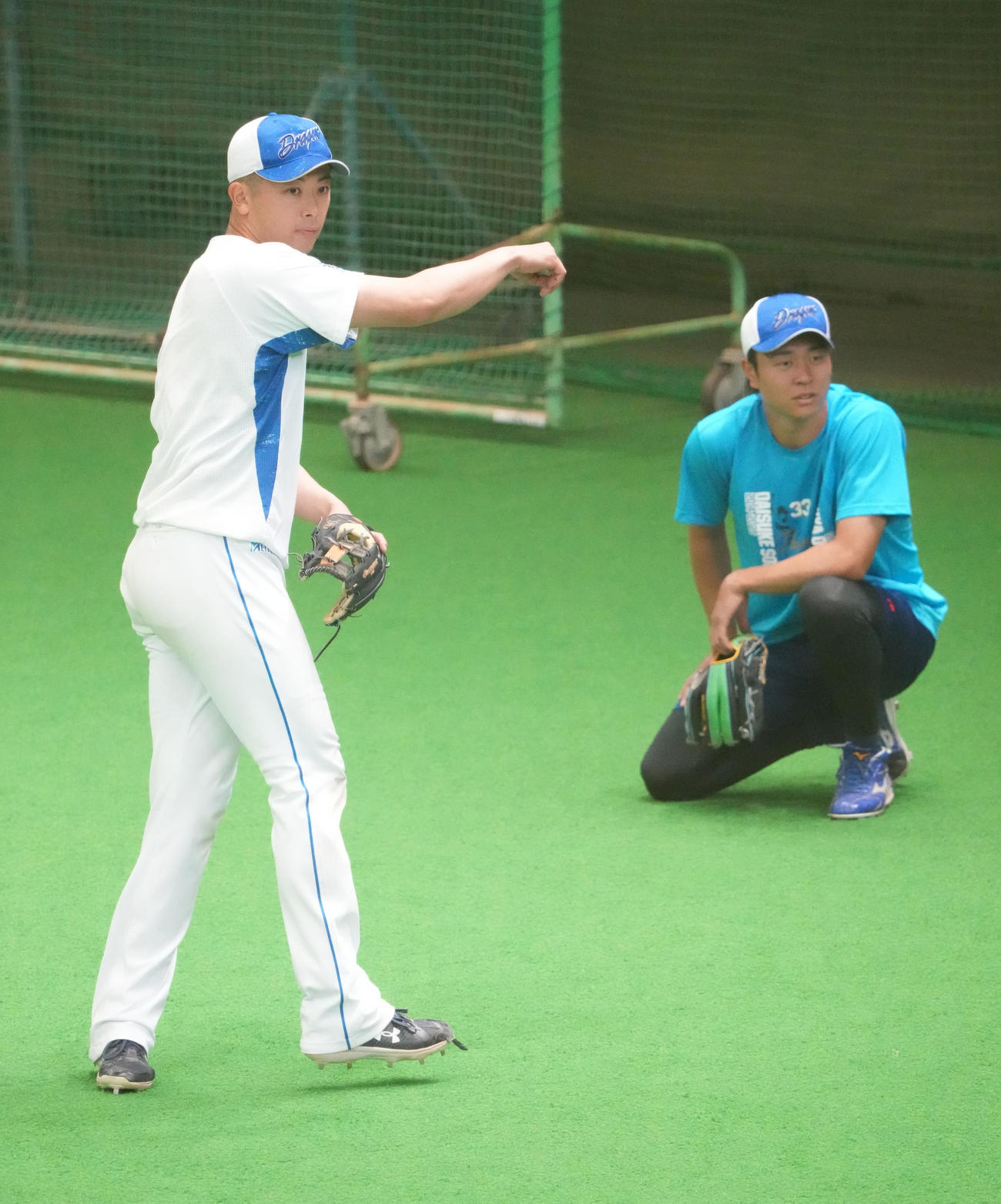 ノックを受ける松山（左）右は高橋宏（撮影・森本幸一）