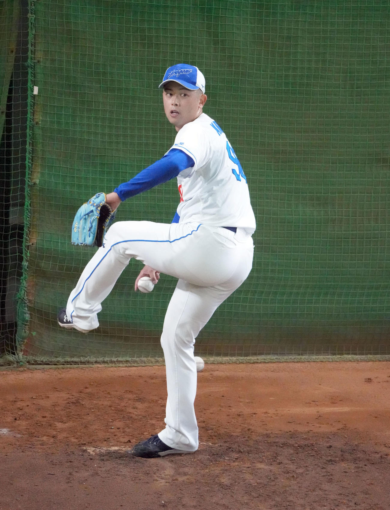 ブルペンで投球練習をする松山（撮影・森本幸一）