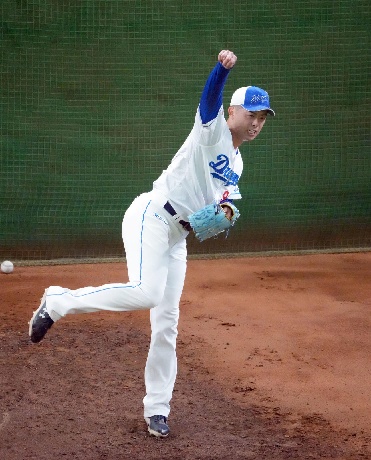 ブルペンで投球練習をする松山（撮影・森本幸一）