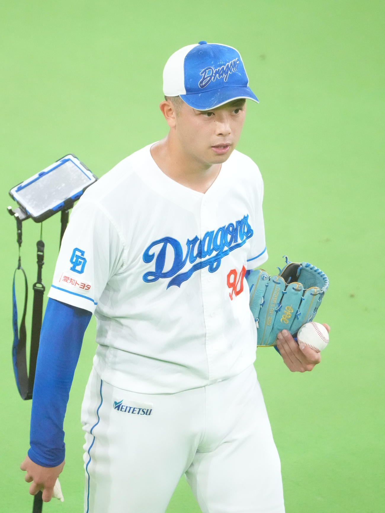 投球練習を終え引き揚げる松山（撮影・森本幸一）