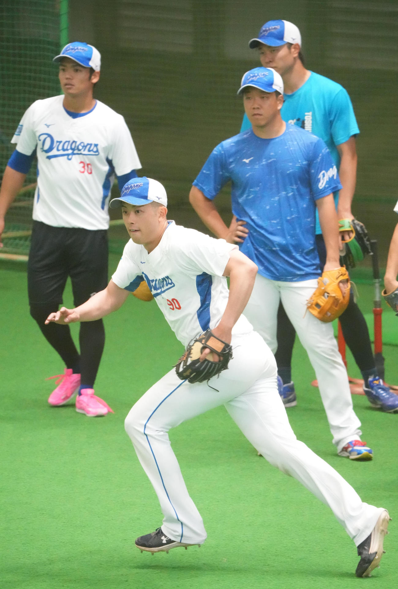 松山（左から2人目）はノックを受ける（撮影・森本幸一）