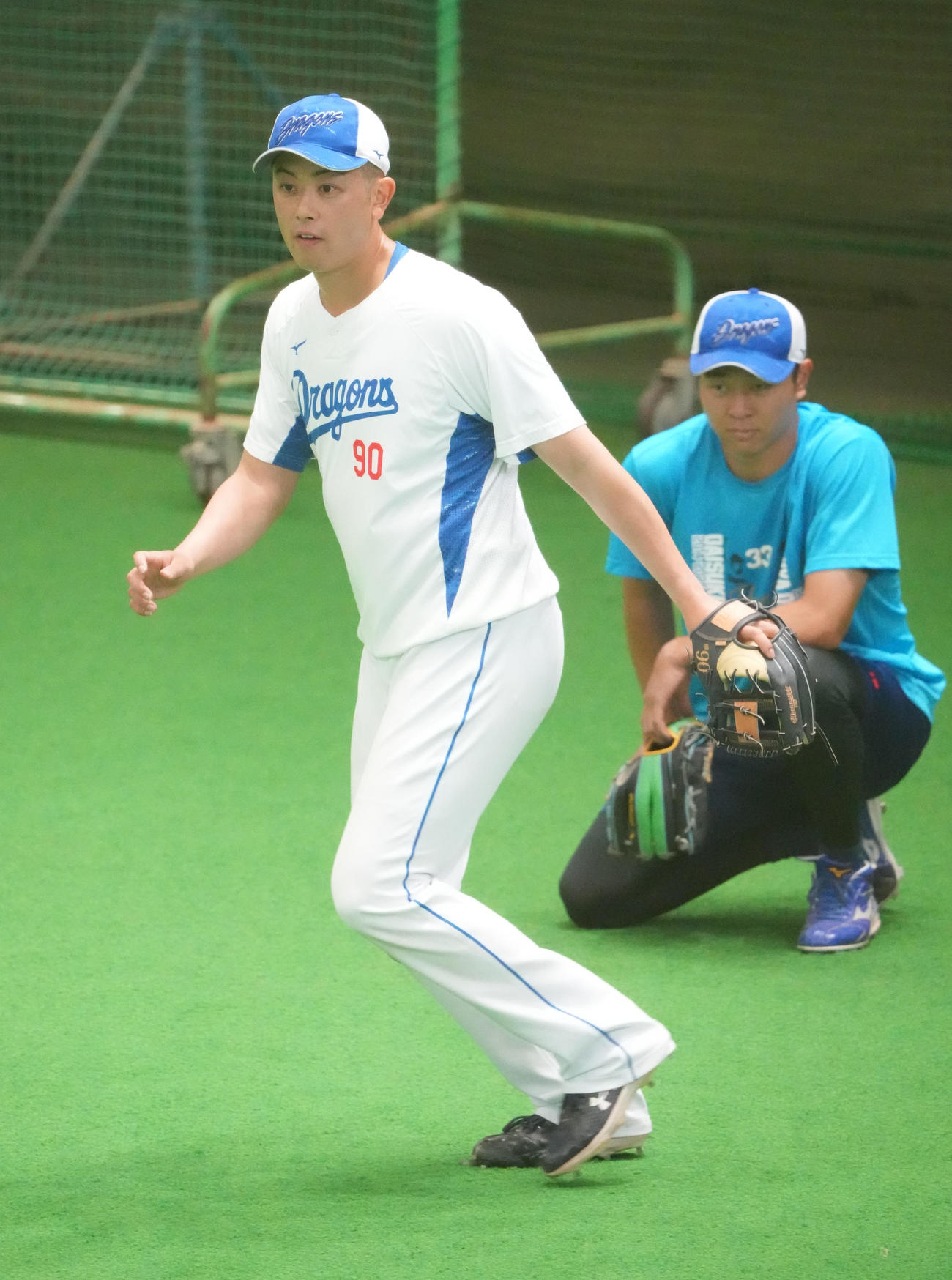 ノックを受ける松山（左）右は高橋宏（撮影・森本幸一）